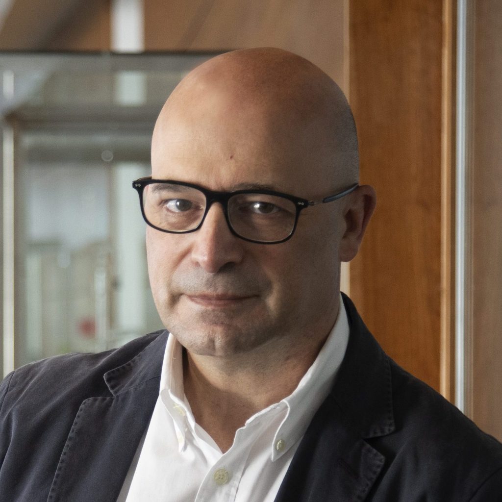 Professor de Neurologia e Farmacologia Clínica da FMUL
Diretor do Laboratório de Farmacologia Clínica e Terapêutica da FMUL
Líder de Grupo de Investigação no Instituto de Medicina Molecular João Lobo Antunes
Coordenador do Comité de Comunicação da Sociedade Internacional da Doença de Parkinson e outras Doenças do Movimento (MDS)
