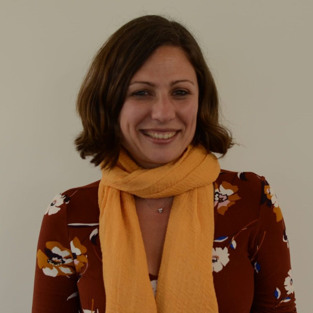 Licenciatura em Medicina no ICAS.
Consultora em Oncologia Médica e Assistente Graduada do Serviço de Oncologia Médica do IPO do Porto, onde coordena o Internato Médico. 
Mestrado em Medicina e Oncologia Molecular 
Docente externa do ICBAS. Pertence ainda ao Colégio de Oncologia Médica da Ordem dos Médicos, tendo experiência de Voluntariado Médico, onde integrou equipas de Líbano com refugiados. 


